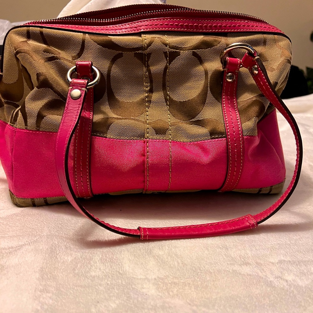 Coach purse rarely used. Good condition